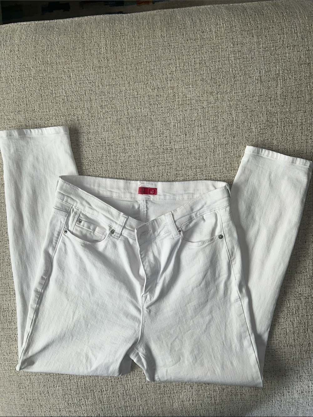 Classic White Skinny Jeans with Subtle Stretch -